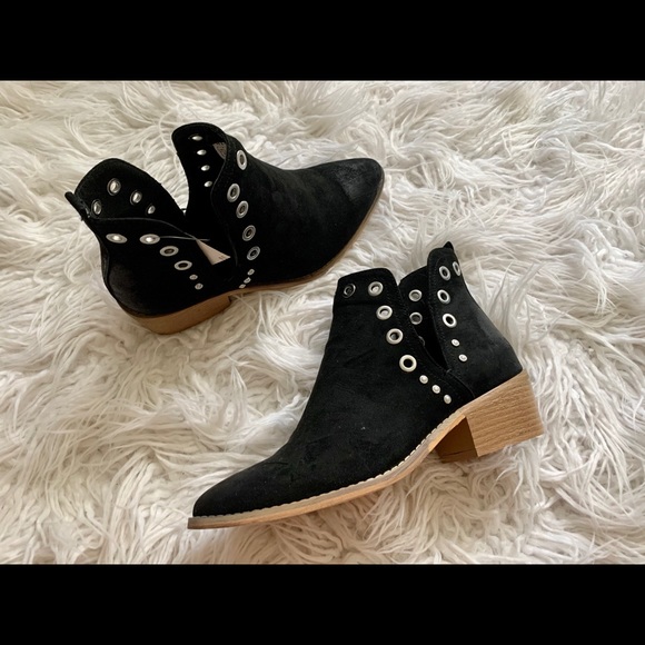WANTED Rivet ankle booties - Picture 2 of 8